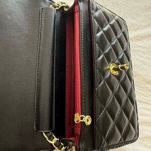 Handbag black and gold.